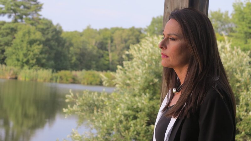 Aphrodite Jones reflecting near the water. – Bild: TLC