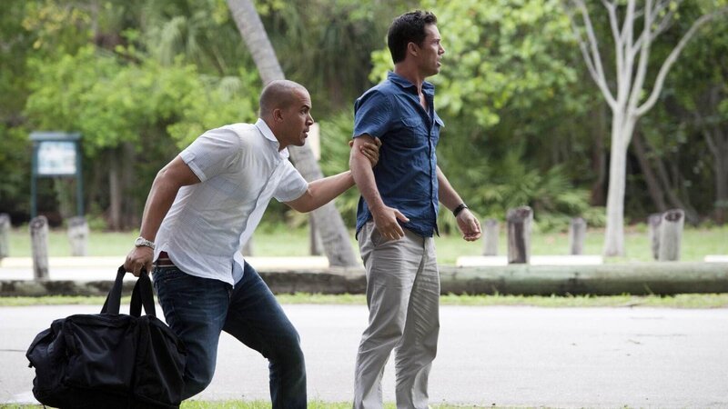 Jesse (Coby Bell, l.) und Michael (Jeffrey Donovan) verfolgen die Spur eines Auftragskillers. Doch plötzlich geraten sie in die Schusslinie von Söldnern … – Bild: RTL /​ USA Network