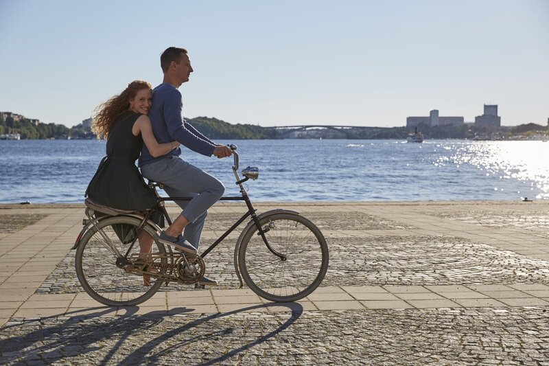 Eva (Sina-Valeska Jung) wird von Alban (Mike Hoffmann) zur Arbeit gefahren. – Bild: Romance TV