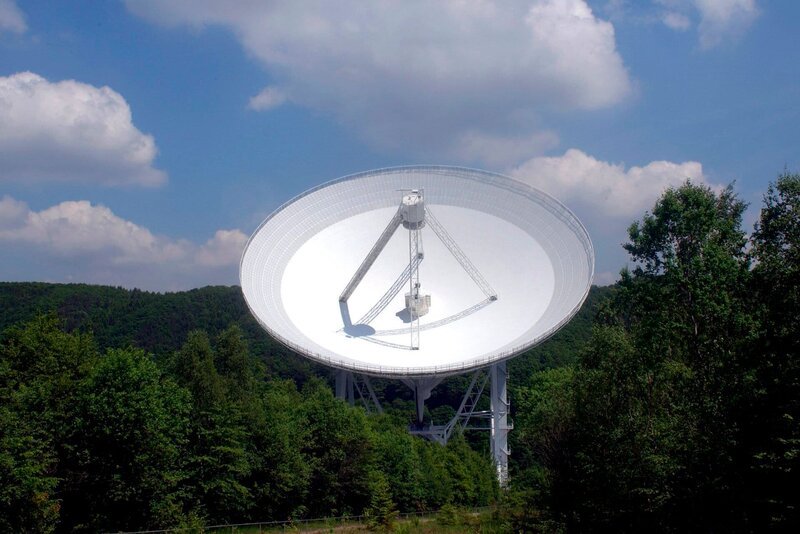 Eines der größten und voll beweglichen Radioteleskope der Welt steht in Nordrhein-Westfalen. Seit dem 1. August horcht das „Radiotelekop Effelsberg“ in die tiefsten Tiefen des Alls. – Bild: WDR/​dpa
