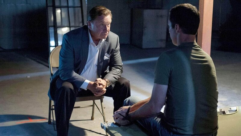 Um an den Boss der Dorchester Hill Gang Brian Quinn (R.D. Call, l.) heranzukommen, gibt sich Michael (Jeffrey Donovan) als Kleingangster aus. Er soll diesen an das FBI ausliefern. Als Gegenleistung bekommt er die Akte, rund um die Ermittlungen an dessen toten Bruder, ausgehändigt. – Bild: USA Network