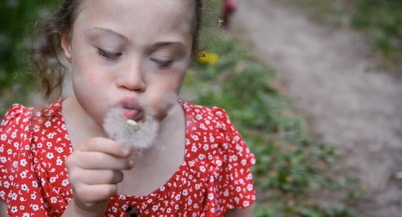 Emma-Lou pustet eine Pusteblume. – Bild: ORF/Nikolaus Geyrhalter Film Emma-Lou pustet eine Pusteblume. – Bild: ORF/Nikolaus Geyrhalter Film
