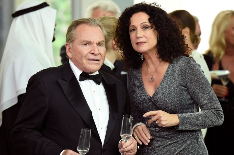 Immobilienmaklerin Jenny Winter (Barbara Wussow, r.) hat Bürgermeister Wöller (Fritz Wepper, l.) überredet, bei einem Gala-Dinner Kontakte zu potentiellen Luxus-Bunker-Investoren zu knüpfen. – Bild: MDR/​ARD/​Barbara Bauriedl