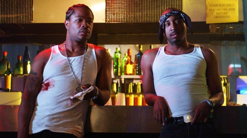 Nach dem Anschlag auf den Rapper X-Large (Xzibit, l.) müssen er und Thugg G (Karim Prince) sich den Fragen der Polizei stellen. – Bild: TVNOW /​ CBS