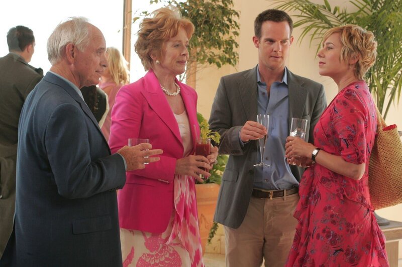 Natalie (Traylor Howard) ist in Begleitung von Lt. Disher (Jason Gray-Stanford, 2.v.re.) zu der Hochzeit ihres Bruders gekommen. Sie werden von Natalies Eltern (li. Robert P. Benedict, 2.v.li. Holland Taylor) begrüsst, mit denen sie sich nicht sehr gut versteht. – Bild: SUPER RTL