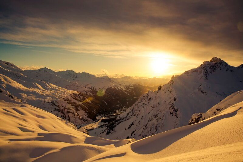 Sonnenunterganstimmung bei der letzten Abfahrt ins Tal am Flexen. Blick ins Klostertal – Bild: Jakob Schweighofer /​ Red Bull Content Pool