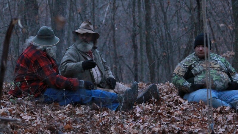 Trapper and the team taking a break and discussing their plan. – Bild: Brett Chatelain /​ Destination America /​ Discovery Communications