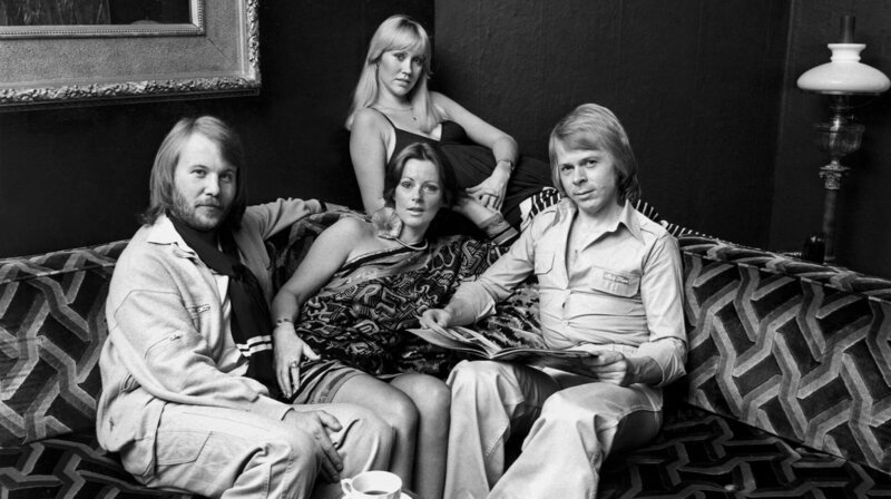 ABBA – v.l.n.r. Benny, Agnetha, Frida und Bjorn entspannen auf dem Sofa. – Bild: WDR/Alamy ABBA – v.l.n.r. Benny, Agnetha, Frida und Bjorn entspannen auf dem Sofa. – Bild: WDR/Alamy
