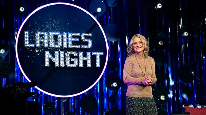 Moderatorin Lisa Feller. – Bild: WDR/​Melanie Grande