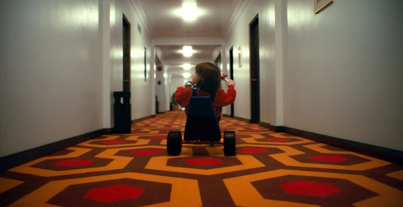 ORF-Premiere: – Doctor Sleeps Erwachen – Packende Verfilmung von Stephen Kings Fortsetzung des Thriller-Kultklassikers ‚Shining‘. Auch nach 30 Jahren hat Danny Torrance (Ewan McGregor) die Schrecken, die sein Vater Jack einst verbreitet hat, noch nicht verwunden. Als er von einem Mädchen (Kyliegh Curran), das über noch stärkere übernatürliche Fähigkeiten als er verfügt, die Nachricht von einem Mord erhält, beginnt er den Kampf mit einer altbekannten Gegnerin: Rose the Hat (Rebecca Fergusson) ist auf der Jagd nach jungen Seelen mit ‚Shining‘-Gabe, um ihre Jugend zu erhalten. Mystery der Extra-Klasse! Danny Torrance ist vor 30 Jahren als Kind von den Geschehnissen im Overlook Hotel traumatisiert worden. Die Erinnerungen an die Schreckenstaten seines Vaters Jack ertränkt er heute im Alkohol. Im Hospiz spendet er Sterbenden dank seiner besonderen ‚Shining‘-Gabe Trost. Da nimmt das Mädchen Abra Stone, das über noch stärkere übernatürliche Fähigkeiten verfügt, mit ihm Kontakt auf: Rose the Hat mordet wieder! Sie und ihre Sekte nähren ihre ewige Jugend vom letzten Atem junger Seelen, deren ‚Shining‘ besonders ausgeprägt ist.&nbsp; – im Bild: Roger Dale Floyd (Danny) Foto: ORF/​PRO7/​© 2019 Warner Bros.. Veröffentlichung honorarfrei nur für redaktionelle Berichterstattung in Sendungszusammenhang und mit Copyrightangabe. Kontakt: foto@orf.at – Bild: PLURIMEDIA (Warner Bros. France /​ Warner Bros. Entertainment Inc. /​ Vertigo Entertainment /​ Intrepid Pictures)