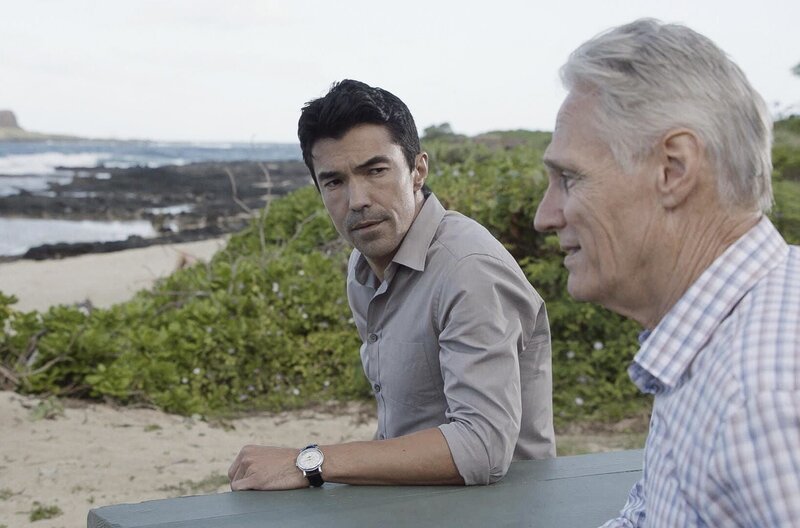„Hapai ke kuko, hanau ka hewa“ -- When the top salesperson for a beauty company/​pyramid scheme is murdered, Five-0 sifts through a long list of possible suspects who would want her dead. Also, Adam befriends a homeless man estranged from his family, on HAWAII FIVE-0, Friday, Feb. 22 (9:00⁠–⁠10:00 PM, ET/​PT) on the CBS Television Network. Pictured L to R: Ian Anthony Dale as Adam Noshimuri and Bob Hiltermann as Hal. Photo: Screengrab/​CBS   („Hapai ke kuko, hanau ka hewa“ is Hawaiian for „When covetousness is conceived, sin is born“) – Bild: PLURIMEDIA (CBS Broadcasting, Inc.)