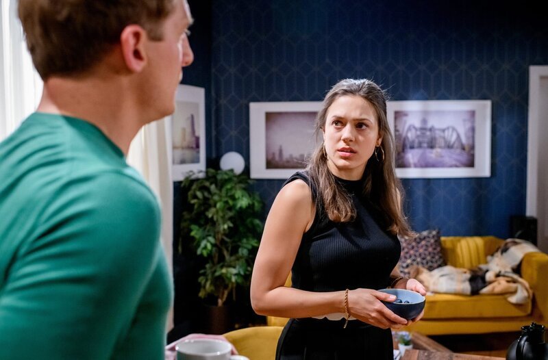 Maxi (Katharina Scheuba, r., mit Martin Walde, l.) ärgert sich über Henry und wird weiterhin nicht schlau aus ihm. – Bild: ORF/​ARD/​Christof Arnold
