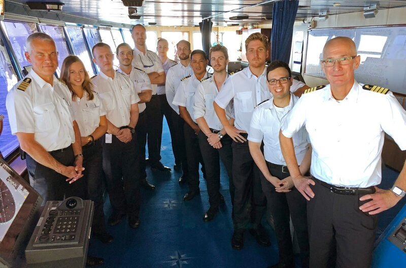 Auf See Richtung Bremerhaven: Gruppenfoto der Offiziere auf der Brücke. – Bild: BR/​Bewegte Zeiten Filmproduktion GmbH/​André Goerschel