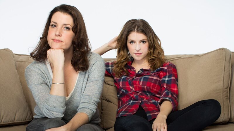 Die partyfreudige Jenny (Anna Kendrick, re.) zieht nach einer Trennung bei ihrem Bruder und seiner Frau (Melanie Lynskey) ein. In kürzester Zeit wirbelt sie deren Leben gehörig durcheinander. – Bild: RTLZWEI