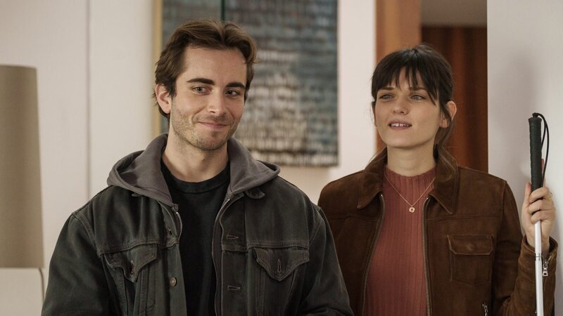 Finja Roth (Caroline Hartig) trifft sich mit Sam Mannheimer (Jonathan Elias Weiske). Der junge Mann mit der schönen Stimme und einer sozialen Ader hat es ihr angetan. Auch Sam fühlt sich zu ihr hingezogen. Noch ahnen die beiden nicht, dass ihre beginnende Liebe von der Rückkehr des Rattenfängers bedroht ist. – Bild: Roland Guido Marx /​ ZDF