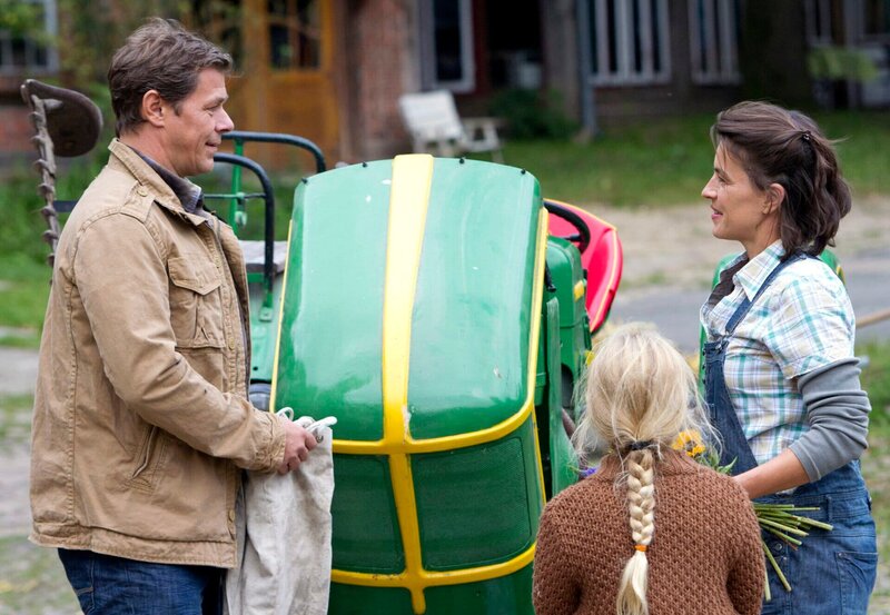 Finn Kiesewetter (Sven Martinek, l.) befragt Landwirtin Karla Vahl (Jule Gartze, r.) im Beisein von Natalie Olsson (Ella Zirzow, M.) zum aktuellen Mordfall. – Bild: NDR/​ARD/​Georges Pauly