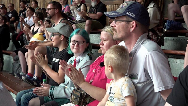 Sandra ist gemeinsam mit ihrer Familie und Ex-Schwiegersohn Jean zur German Film und Comic Con in den Filmpark Babelsberg gefahren. Hier bestaunen die Rostocker knallharte Action und waghalsige Stunts. – Bild: RTLZWEI