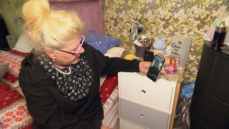 Silvia erhält einen Anruf aus der Türkei: Loredanas Freund Servet plant einen Heiratsantrag. – Bild: RTLZWEI