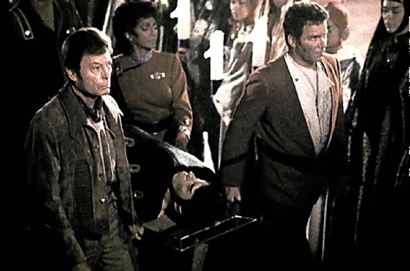 L-R: McCoy (DeForest Kelley), Uhura (Nichelle Nichols), Kirk (William Shatner) – Bild: Paramount Pictures