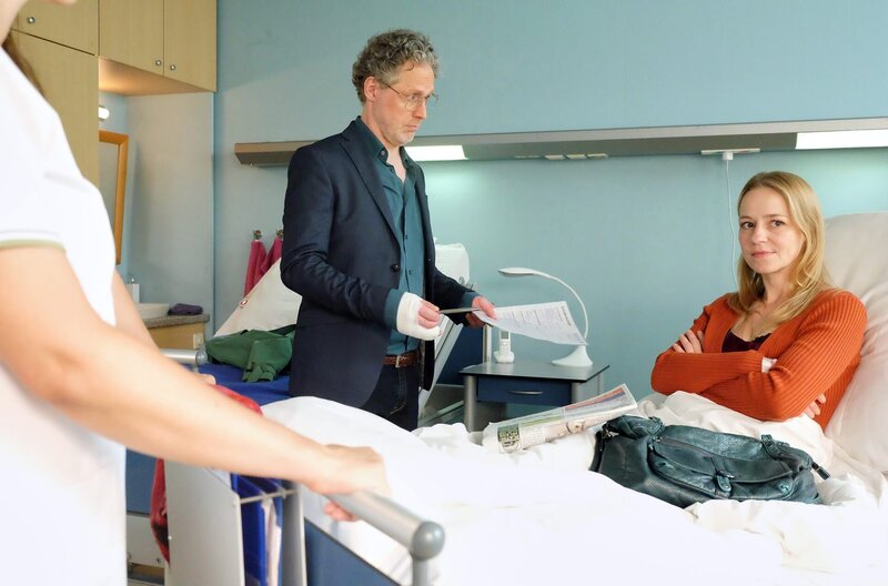 Bernadette Winkler (Theresa Scholze) kann es nicht fassen: Der Idiot, der ihr Date mit einem anderen vermasselt hat, weicht in der Sachsenklinik nicht von ihrer Seite. Jan Martus (Jörn Knebel) sieht das auch gar nicht ein, schließlich braucht er noch eine Unterschrift, um seinen Schadensersatz und seinen Schmerzensgeldanspruch gegenüber Bernadette geltend zu machen. Doch Bernadette bleibt hart und verweigert ihm die Unterschrift. – Bild: MDR/​Saxonia Media/​Kiss
