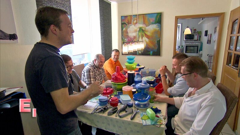 Tupper-Party: Allein bei dem Wort ergreifen die meisten Männer die Flucht, aus Angst vor einer Horde Frauen, die sich in einem Vorstadtwohnzimmer gierig auf ein paar Plastikdosen stürzt. Doch Tupper-Partys sind längst keine reine Frauendomäne mehr. – Bild: RTL II