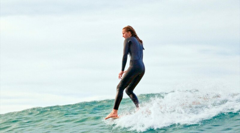 Margaux beim „Hang 5“, einer klassischen Figur beim Longboarden, die viel Balance erfordert. – Bild: WDR/​VeyVey Films GmbH