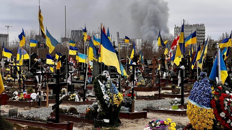 Die Menschen in der Ukraine feiern zwischen Raketenalarm und Luftangriffen ihr traditionelles orthodoxes Weihnachtsfest. – Bild: ORF/​Arte