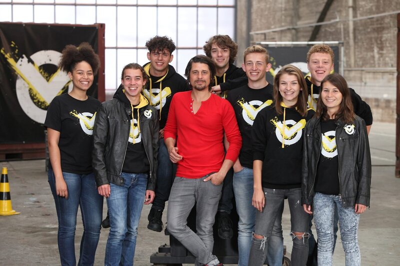 Das Team der 3. Staffel. v. l. n. r.: Charlaine, Leopold, Cem, Tommy Scheel, Felix, David, Lara, Kenneth und Maja – Bild: ZDF/​Frank W. Hempel