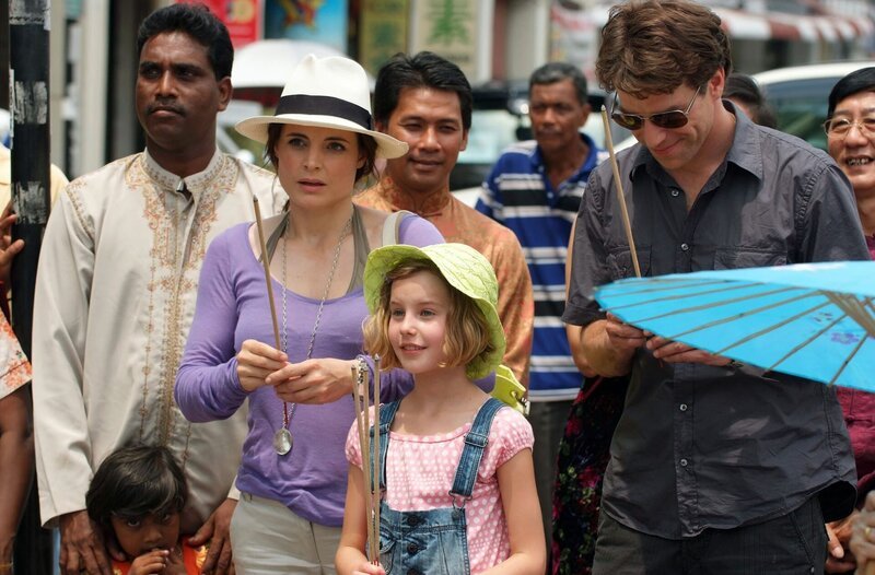 Der liebeskranke Starpianist Sascha Sorell (Johannes Brandrup) findet in Sabine (Elisabeth Lanz) und ihrer Tochter Marie (Pamina Grünsteidl) eine sympathische Urlaubsbekanntschaft. – Bild: ARD Degeto/​Lisa Film/​Oliver Roth