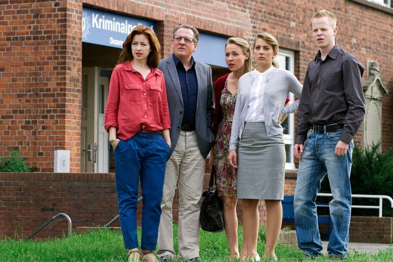 v.l.n.r. Nora (Loretta Stern), Hinrichs (Thomas Kügel), Maike (Katja Danowski), Wibke (Nora Binder) und Rayk (Martin Wißner) warten auf den Polizeipräsidenten. – Bild: rbb/​Georges Pauly