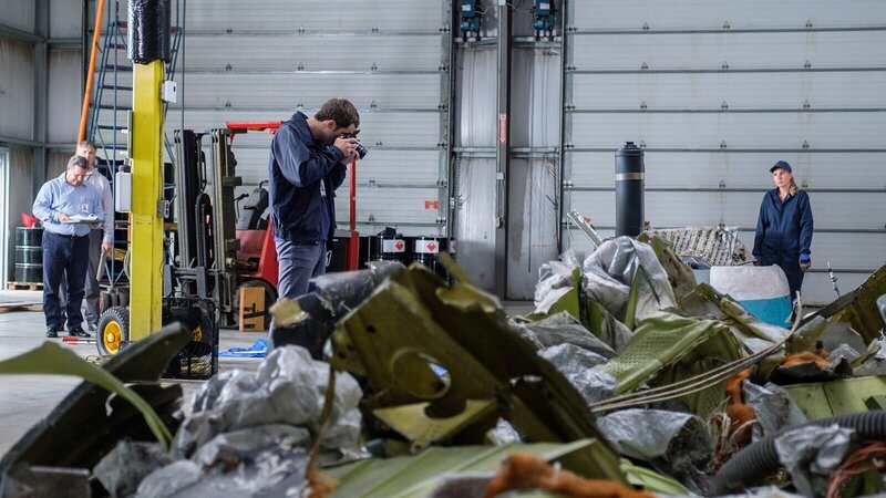 Ein neuer, moderner Helikopter ist auf dem Weg zu einer Ölbohrinsel. An Bord sind Arbeiter, als der Helikopter urplötzlich in den Ozean abstürzt. Die Ermittler suchen in den Trümmerteilen nach der Ursache. – Bild: N24 Doku