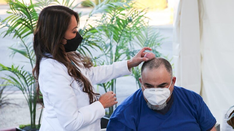 Dr. Lee examines Michael Steen during his consultation regarding a head cyst. – Bild: Discovery Communications, LLC