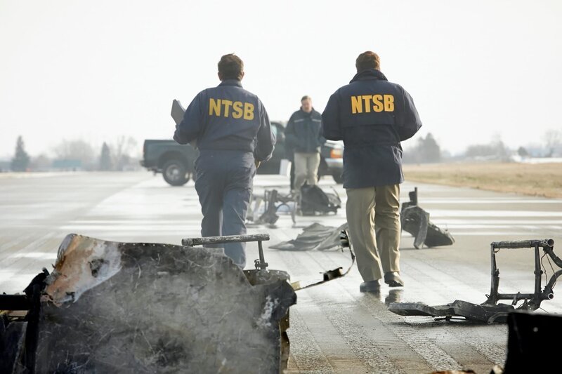 Mitarbeiter der Nationalen Behörde für Transportsicherheit untersuchen einen Flugzeugabsturz am Quincy Regional Airport in Illinois. (Reenactment) – Bild: PLURIMEDIA (Cineflix International Media)