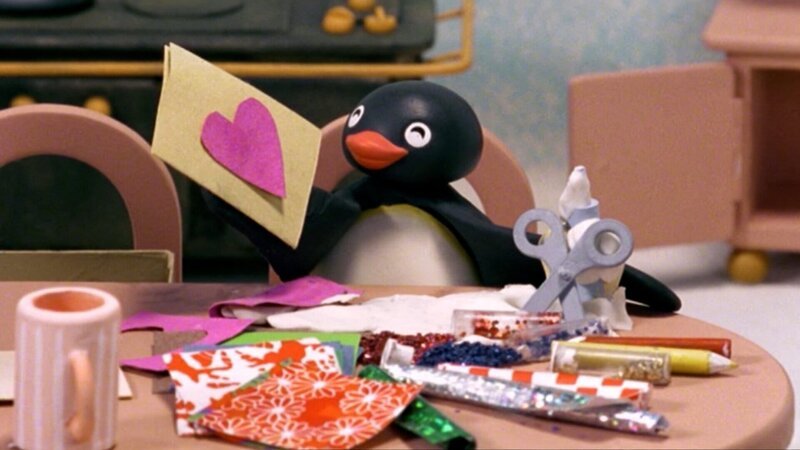 Pingu ist entzückt über die Valentinskarte von seiner Freundin Pingi. – Bild: SRF