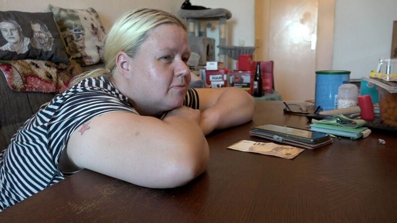 Normalerweise wird in Sandras Küche immer fleißig für die Familie gebrutzelt. Doch heute soll es mal ganz entspannt werden – dank Lieferdienst. Aber der lässt auf sich warten. – Bild: RTLZWEI