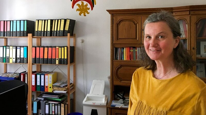 Christina Kampf ist Gemeindediakonin. Tag und Nacht kurvt sie mit ihrem kleinen blauen Wagen über die Landstraßen im südlichen Brandenburg. Im Gepäck ein Beamer für Kinoabende, ein Taufbecken und viel Energie. – Bild: rbb