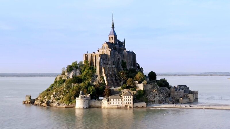Weithin sichtbar ragt die Klosterinsel Mont-Saint-Michel aus dem Meer im Ärmelkanal. – Bild: ZDF und Skyworks