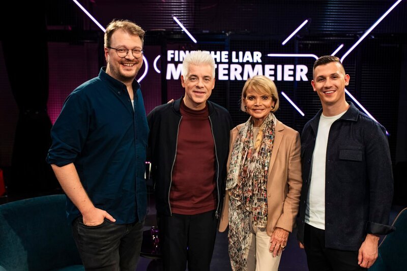 Von links: Maxi Gstettenbauer, Michael Mittermeier, Uschi Glas und André Ortolf. – Bild: Benedikt Müller /​ BR, Constantin Entertainment
