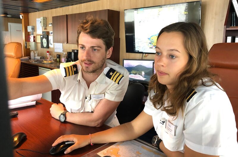 Offizier Josh Whitrow und Nautik-Praktikantin Lara Habedank müssen die schnellste Route nach Europa planen. – Bild: BR/​Bewegte Zeiten Filmproduktion GmbH/​André Goerschel