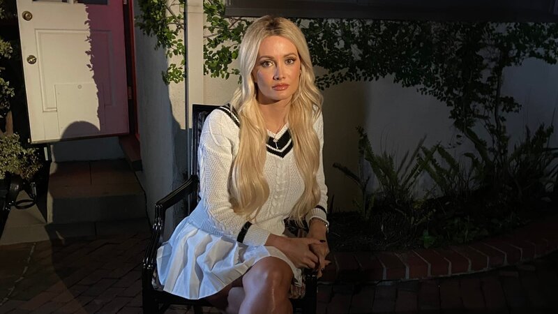 Holly Madison moved in full-time two years ago, the activity ramped up. Then she held a séance with Patti and Bridget and that seemed to spike the activity. Shortly after that séance, the ceiling in one of her rooms collapsed. – Bild: Discovery, Inc.