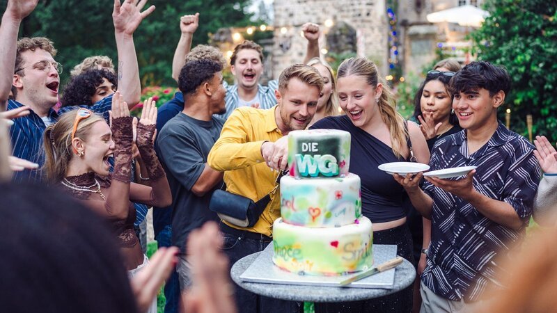 Jetzt wird gefeiert! Jede Menge ehemalige WG-Bewohner, Fans und eine riesige Torte. – Bild: ZDF/​Ben Knabe
