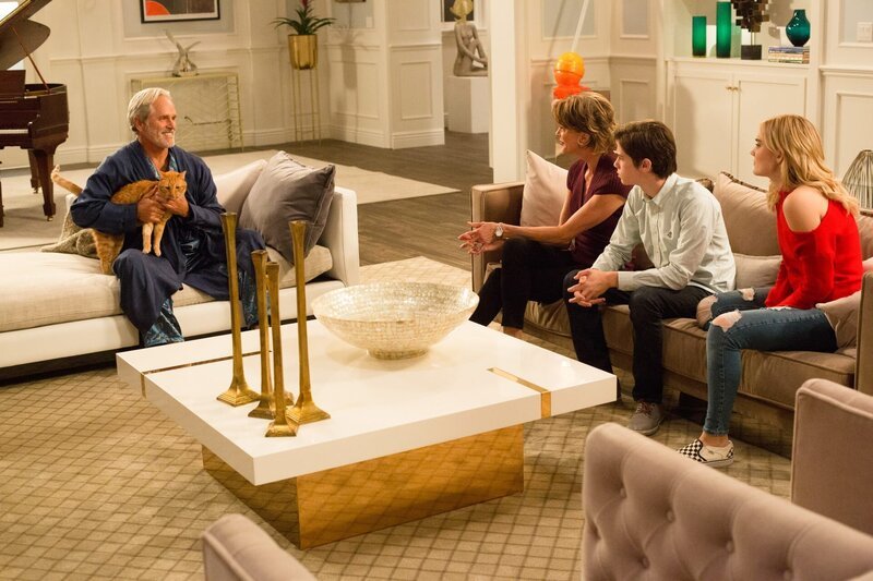 (v.l.n.r.) Dan (Gregory Harrison); Kathryn (Wendie Malick); Oliver (Daniel DiMaggio); Taylor (Meg Donnelly) – Bild: ORF/​Disney/​ABC/​Michael Ansell