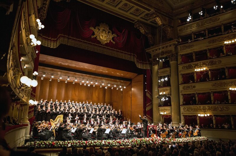 Musikdirektor Riccardo Chailly leitet das Gedenkkonzert mit seinen eigenen Ensembles: dem Orchester und Chor der Mailänder Scala. – Bild: Brescia/Amisano/Teatro alla Scala Musikdirektor Riccardo Chailly leitet das Gedenkkonzert mit seinen eigenen Ensembles: dem Orchester und Chor der Mailänder Scala. – Bild: Brescia/Amisano/Teatro alla Scala