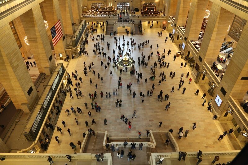 Die beeindruckende Eingangshalle des Grand Central Terminals wird täglich von mehreren tausenden Menschen durchquert und nur wenigen fallen die vielen verstecken Geheimnisse auf, die sich alleine in der Deckenmalerei befinden … – Bild: Indigo Films/​ DCL