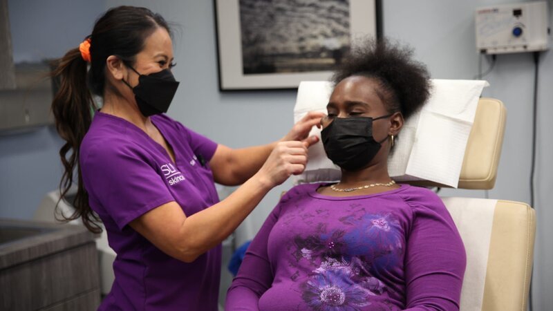 Dr. Lee examines Alexis Douglas eye cyst in the examination room pre-procedure. – Bild: Discovery Communications, LLC