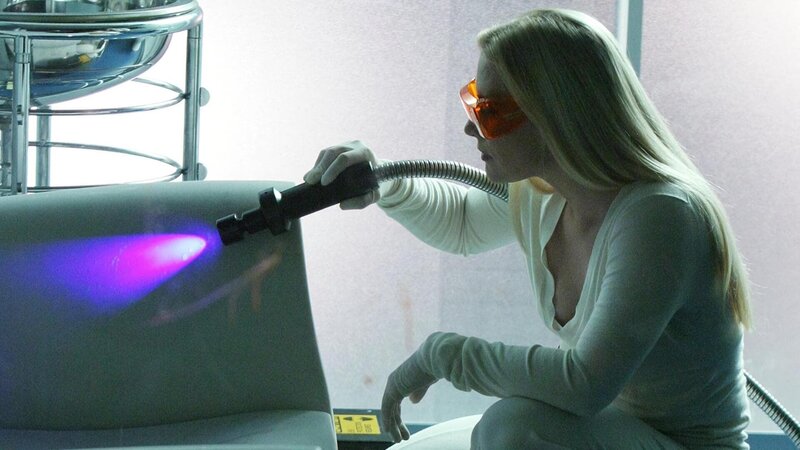 Calleigh Duquesne (Emily Procter) sucht akribisch am Tatort des Mordes nach Spuren des Täters. – Bild: SUPER RTL /​ CBS