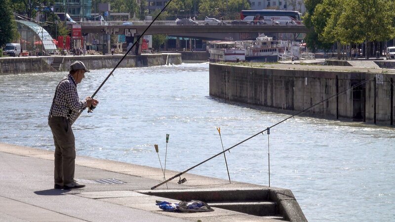 Ein Angler am Donaukanal. – Bild: ORF