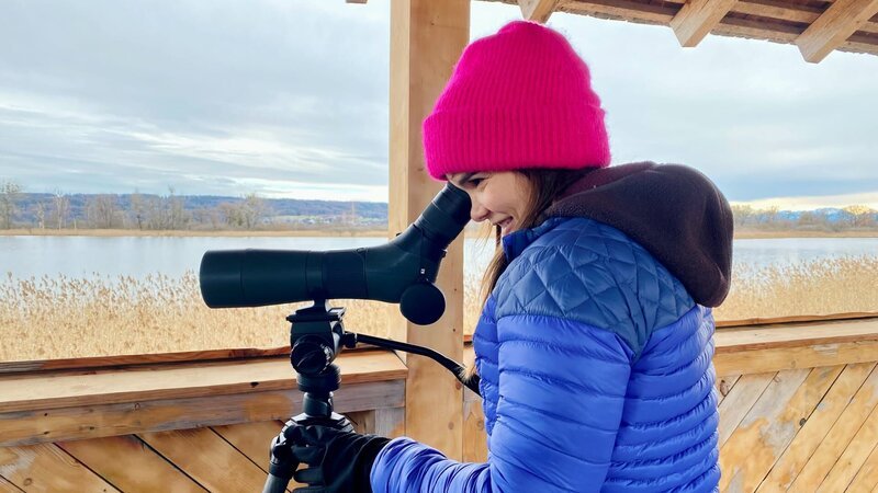 Die am Ammersee überwinternden Zugvögel sind sehr scheu. Anna kann sie nur aus einiger Entfernung beobachten. – Bild: BR/​BILD+TEXT Medienproduktion GmbH & Co. KG/​Katharina Brackmann