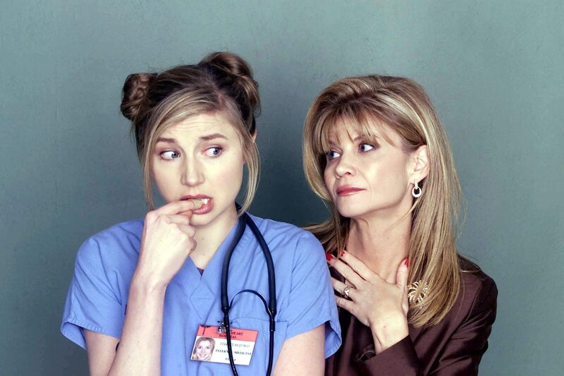 „Scrubs – Die Anfänger“, „Mein alter Herr.“ Elliot, Turk und J.D. bereiten sich auf die Präsentation ihrer Semesterarbeit vor, als ihre Eltern ihr Kommen ankündigen. Die drei sind vollkommen aus dem Häuschen. Während J.D. versucht, das Interesse seines Vaters für seine Arbeit zu wecken, bemüht sich Elliot den hohen Ansprüchen ihres Vaters zu genügen. Turk zögert, Carla seiner Mutter vorzustellen. Als er sich schließlich dazu überwindet, verstehen sich die beiden Frauen prächtig.Im Bild (v.li.): Sarah Chalke (Elliot Reid), Markie Post (Lily Reid). – Bild: ORF/​-. Andere Verwendung