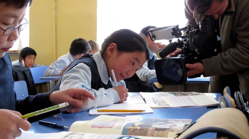 Delgertsetseg im Mongolisch-Unterricht. Ihr Lieblingsschulfach ist aber Schach. – Bild: ZDF und MDR/​Karsten Scheuren.